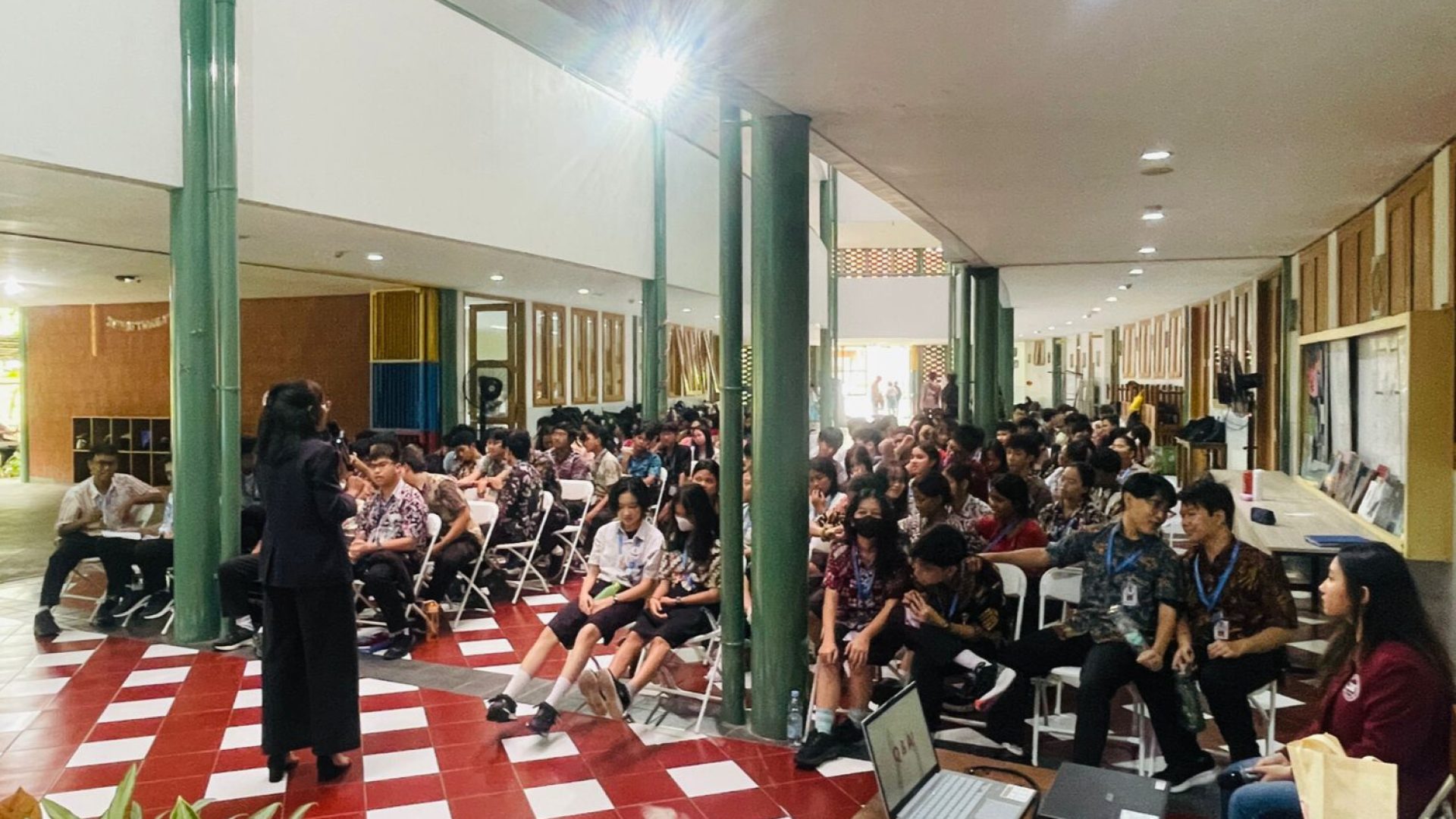 interactive dialogue The Influence of Social Media on the Mental Health of Young Generations